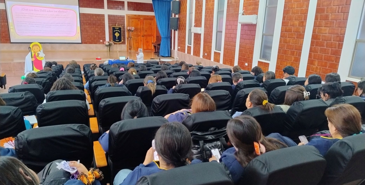 La comunidad educativa participa en la reunión mensual con Hna. Francisca Ponce